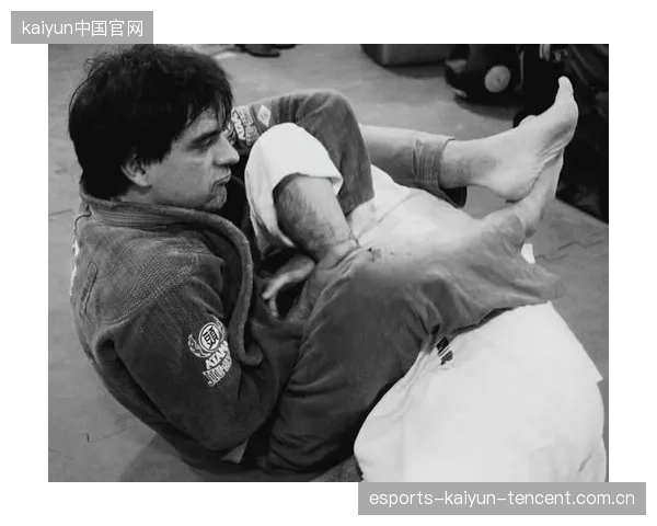 UFC拳手差点被锁技扭断手臂，惊险瞬间揭秘